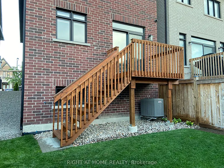 214 Cranbrook Cres — Photo 4