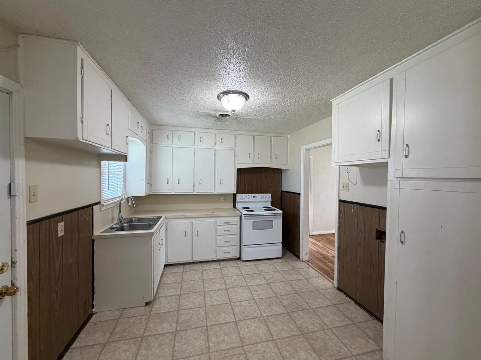 2 bed, 1.0 bath, 930 sqft, $900 — Photo 3