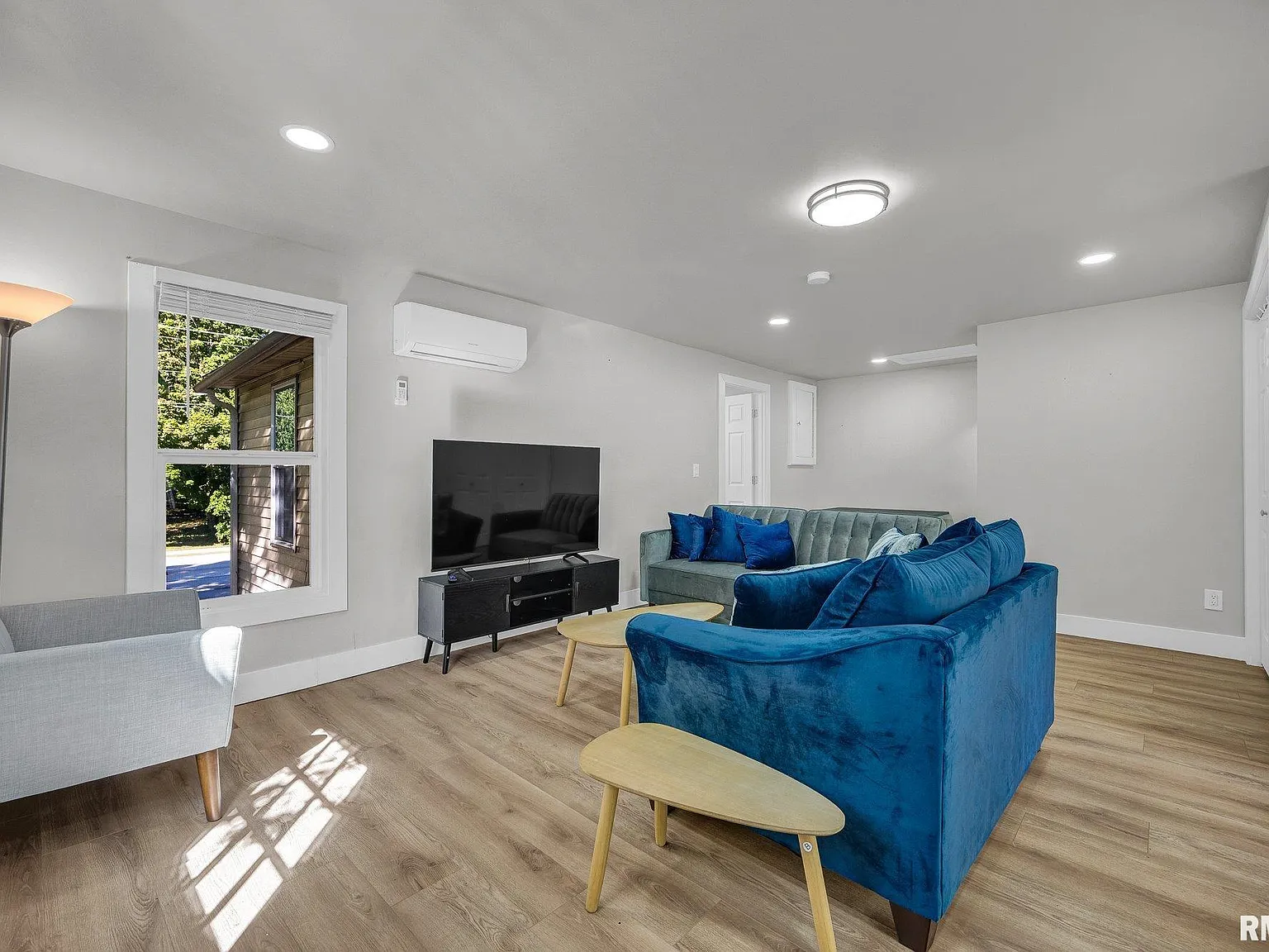 2 bed, 1.0 bath, 1570 sqft, $1,200 — Photo 2