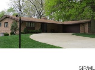 1811 Arrowhead Ln, Godfrey, IL 62035