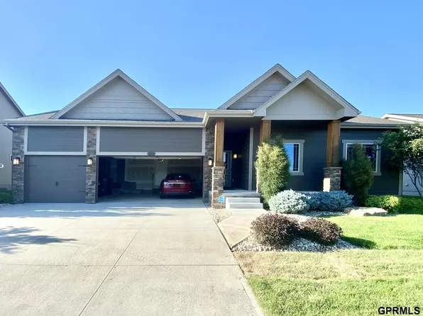 16214 Whitmore St, Bennington, NE 68007