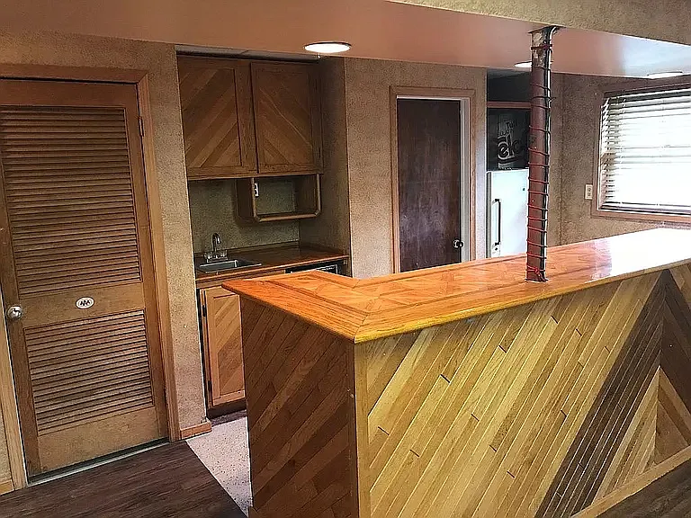 basement with full wet bar