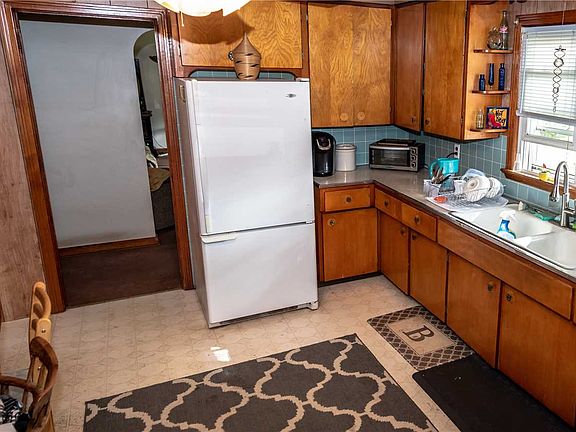 3rd image of 784 Raynor Ave