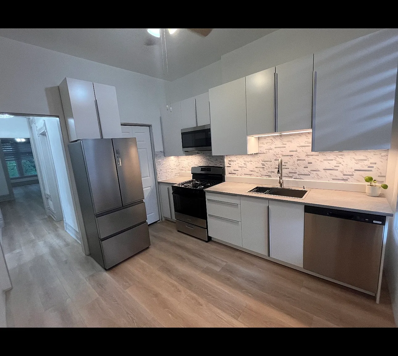 3 bed, 1000 sqft, $2,000 — Photo 2