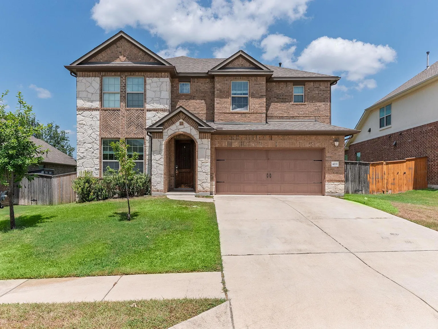 5 bed, 3.5 bath, 3780 sqft, $3,350 — Photo 2