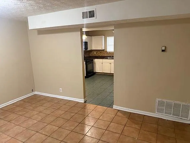 3 bed, 1.5 bath, 1061 sqft, $1,400 — Photo 2
