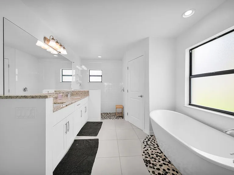 2204 SW 30th Ter — Photo 26