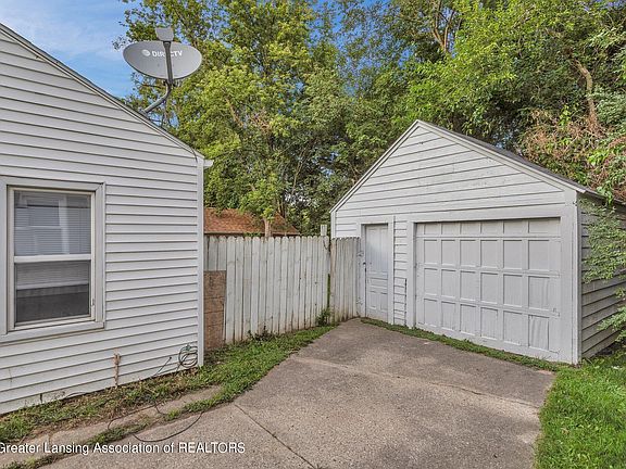 3rd image of 1532 Roselawn Ave
