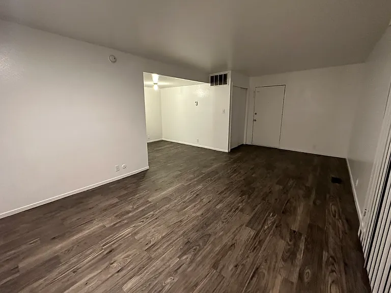 Living Room 20x12
Dining Room 8x8