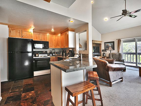 5th image of 1048/1052 Empire Ave #A & B