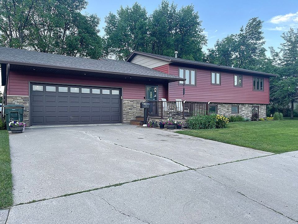 1st image of 747 W 15th St