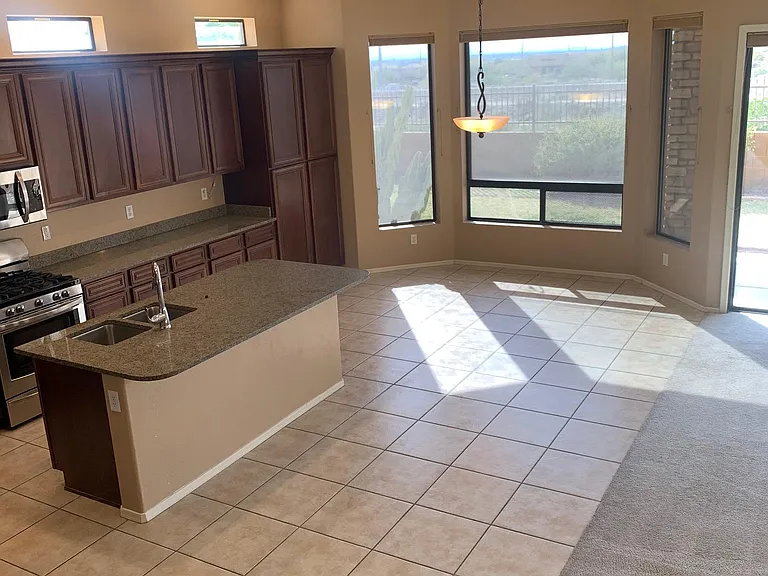 Island breakfast bar/dining area