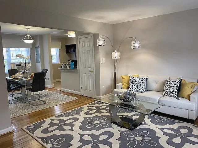 Lloyd Apartments — Photo 18