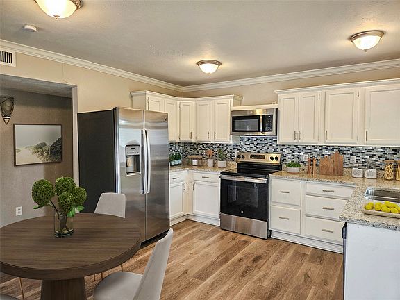 5th image of 3717 Red Oak Dr
