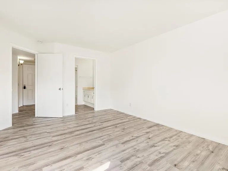 1040 E Washington Ave — Photo 22
