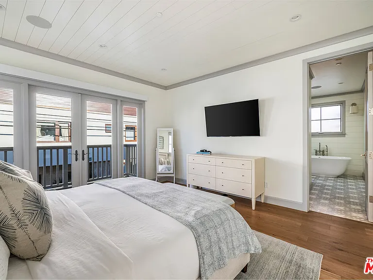 703 Bayview Dr — Photo 16