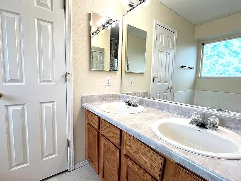 1067 Clogger Ln — Photo 13