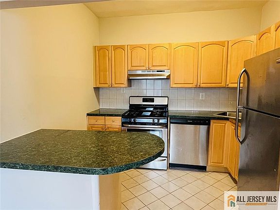 3rd image of 17 Elm Ct APT B