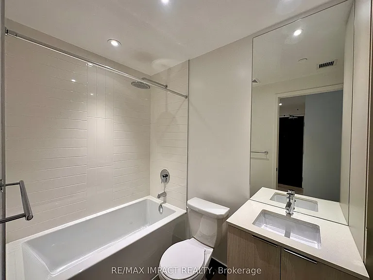 448 Burnhamthorpe Rd W — Photo 7