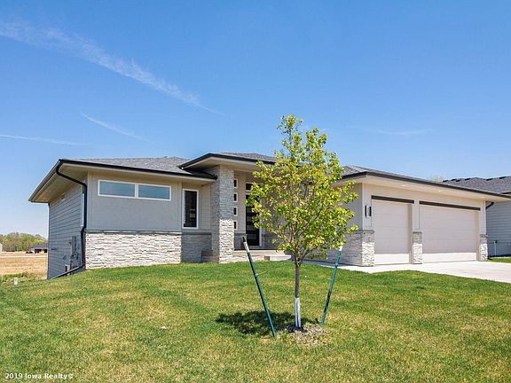 2nd image of 405 NE Bobcat Dr