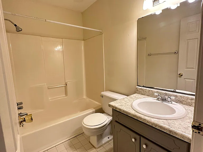 606 N Pointe Crk — Photo 8