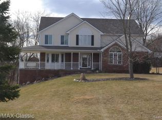 3270 Pine Needle Dr, White Lake, MI 48383