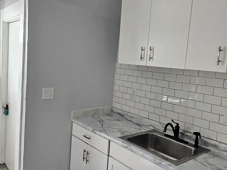 1696 Manchester Ave — Photo 20