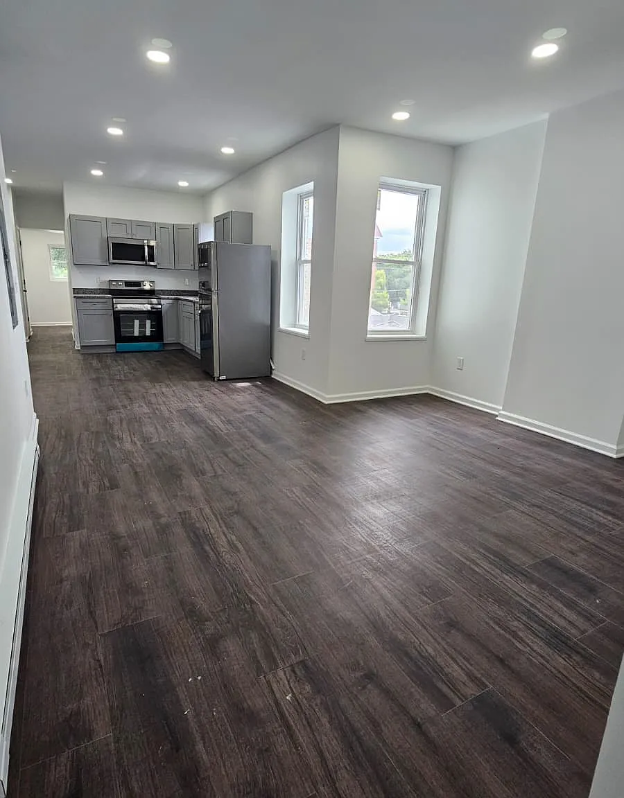 3 bed, 1.5 bath, 1200 sqft, $2,100 — Photo 1