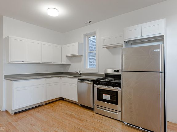 3rd image of 1515 N Rockwell St #3