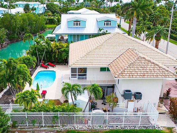 3rd image of 220 15th St