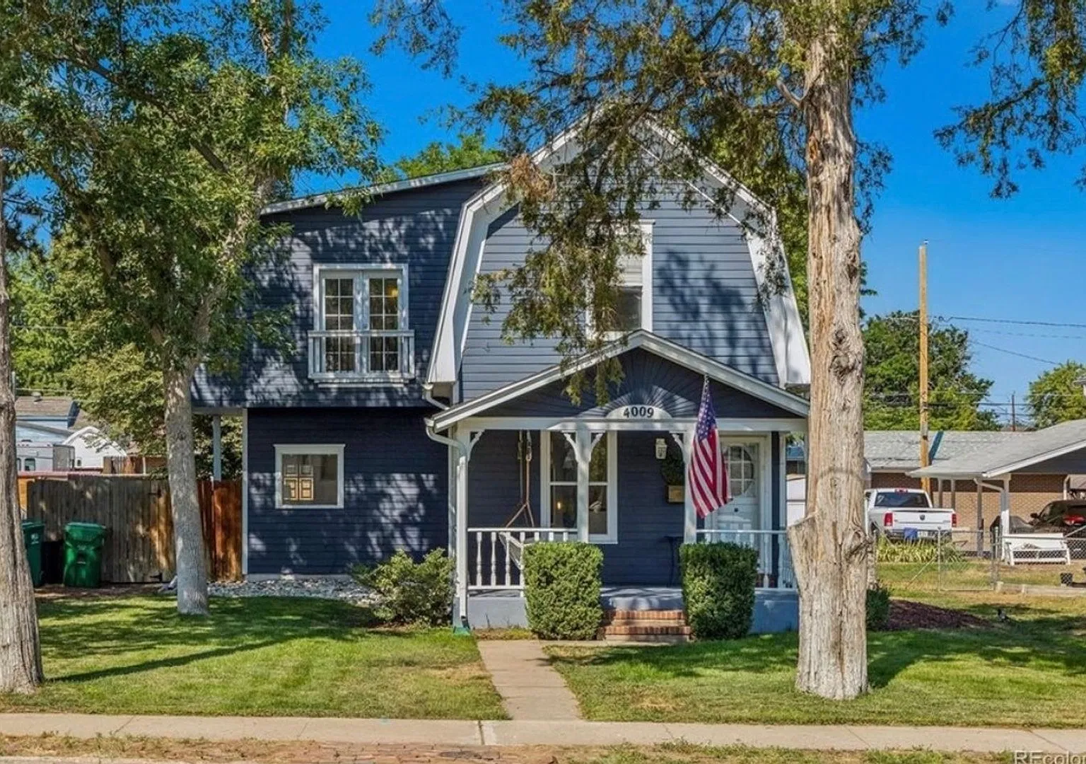 Charming 3 Bed 3 Bath House in Englewood — Photo 1