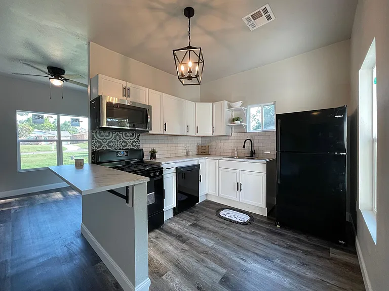 1317 E Broadway St — Photo 7
