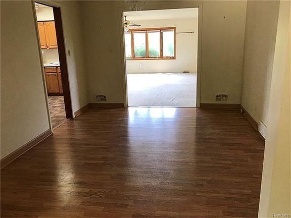 3rd image of 32707 Cloverdale Ave