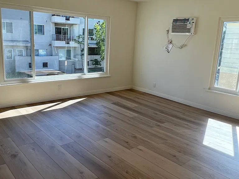 San Vicente Apartments — Photo 14