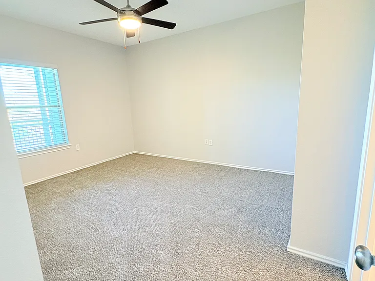San Pedro Apartments — Photo 33
