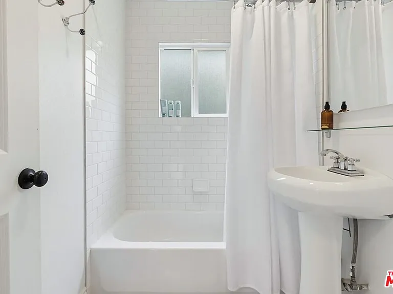 1020 N Avenue 51 — Photo 17
