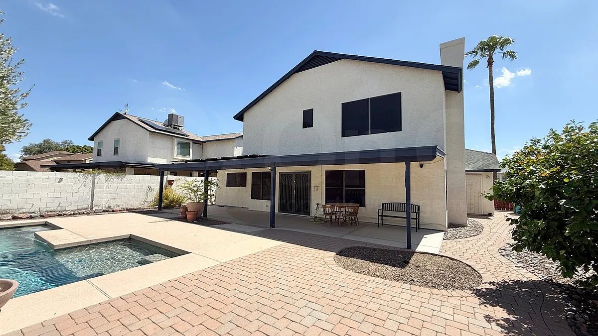 4 bed, 2.5 bath, 2242 sqft, $2,800 — Photo 4