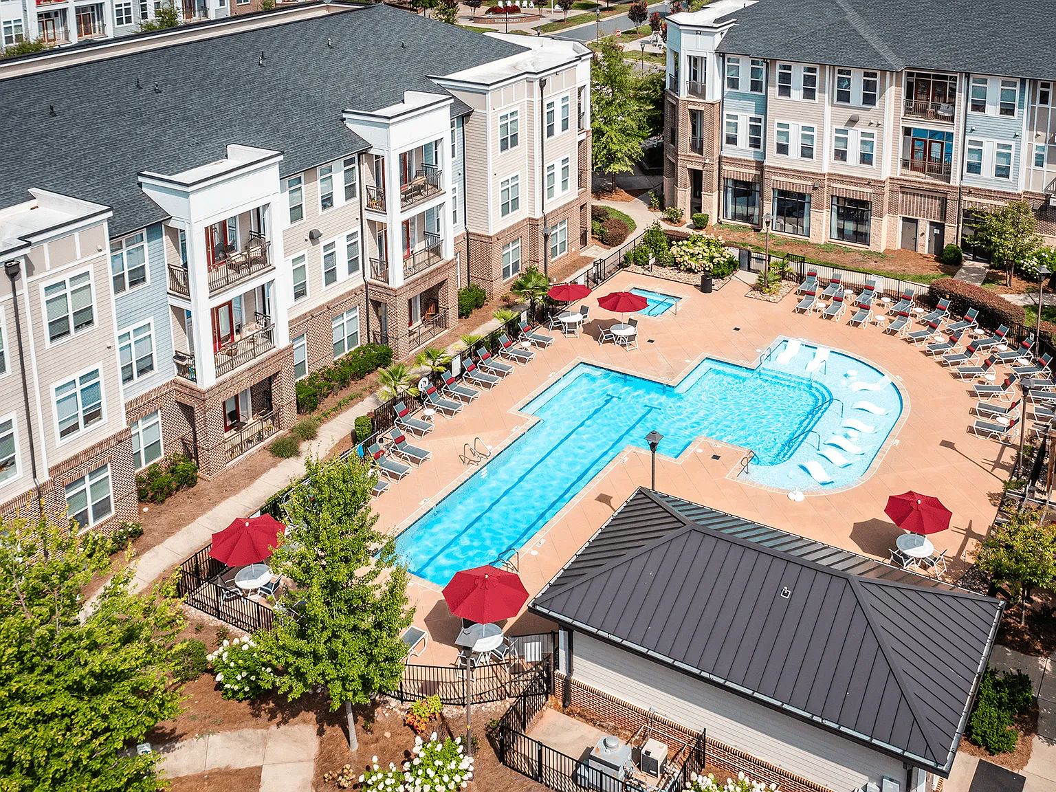 Holly Crest Apartments — Photo 2