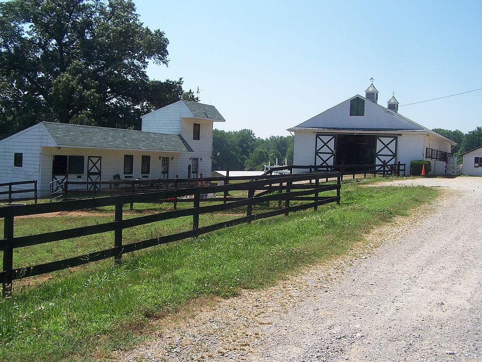 2nd image of 1551 Millers Ln