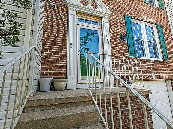 5th image of 121 Steven Ln
