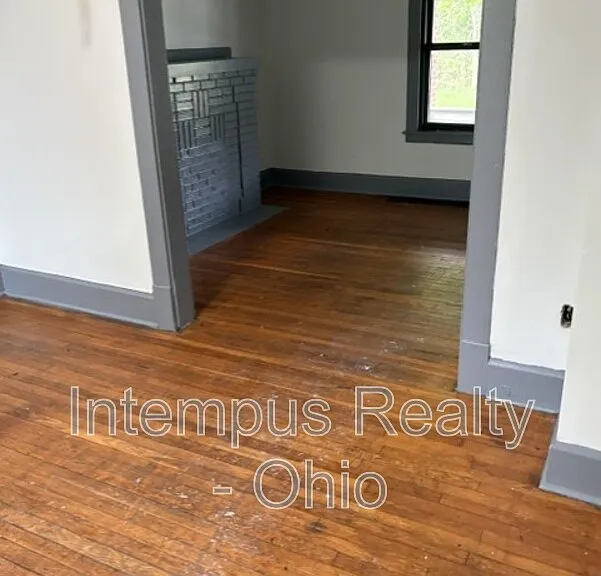 2129 Kensington Ave — Photo 3