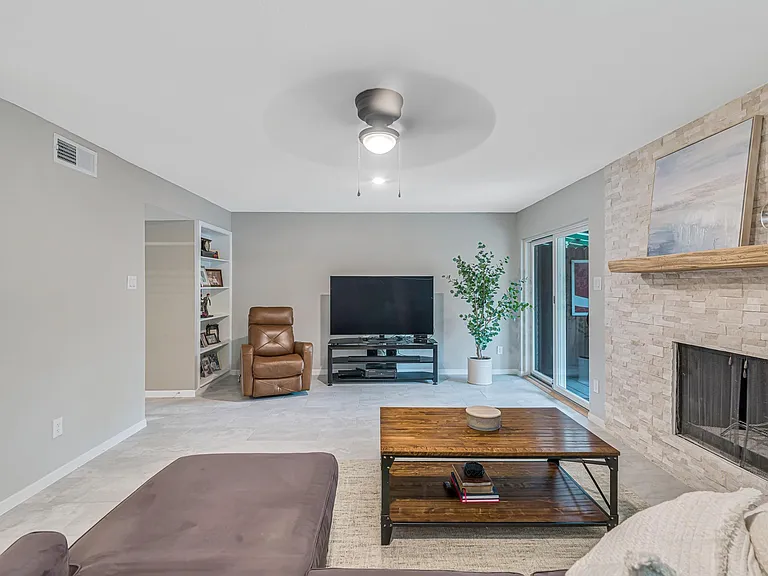 1669 W Sam Houston Pkwy S — Photo 12