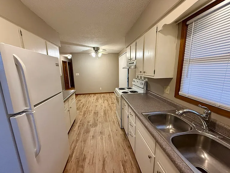 2285 Highview Dr — Photo 4
