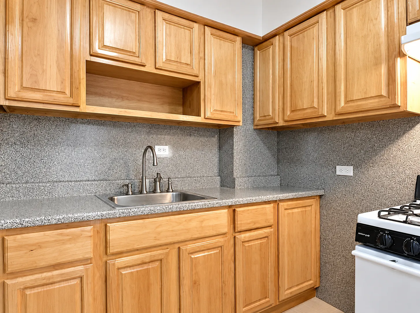 2 bed, 850 sqft, $1,600 — Photo 2