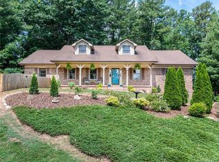 2 Lowry Ln, Weaverville, NC 28787