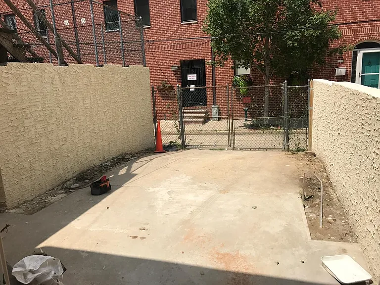 Yard/Parking