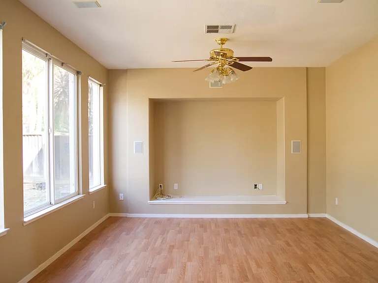727 Sunlight Dr — Photo 6