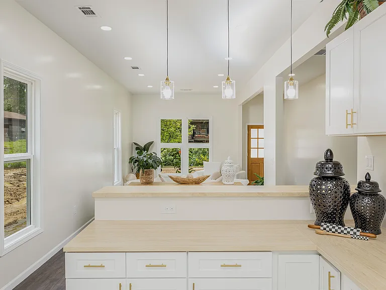 1061 Shaw Pl — Photo 6