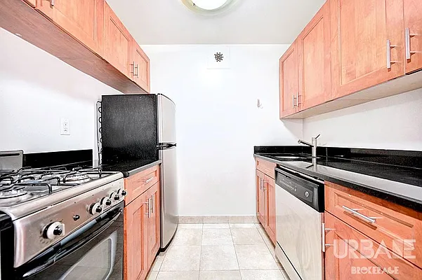 Rented by Urbane Brokerage | media 22