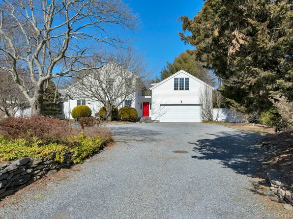 94 S Country Rd, Remsenburg, NY 11960